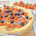 Pizza pomodorini cipolle e olive nere