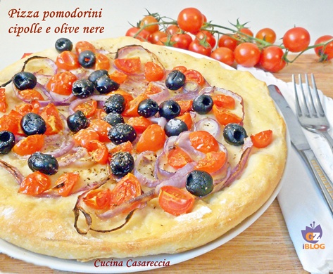 Pizza pomodorini cipolle e olive nere