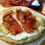 Pizza con ricotta e prosciutto crudo
