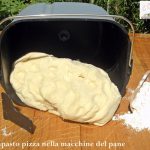Impasto pizza nella macchina del pane