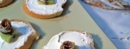 crostini con kiwi e acciughe